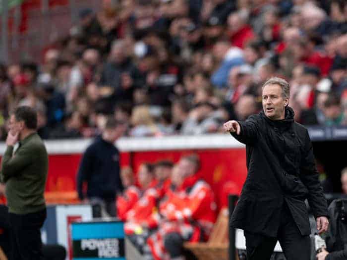 Will mit Bayer Leverkusen im Saisonendspurt die Champions League klar machen: Trainer Kasper Hjulmand.  / Foto: Fabian Strauch/dpa