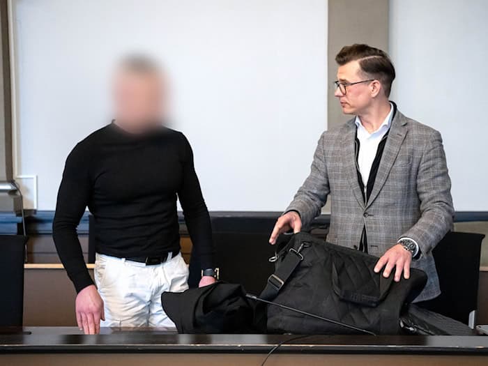 Der Angeklagte äußerte sich zu Verhandlungsbeginn nicht.  / Foto: Sina Schuldt/dpa
