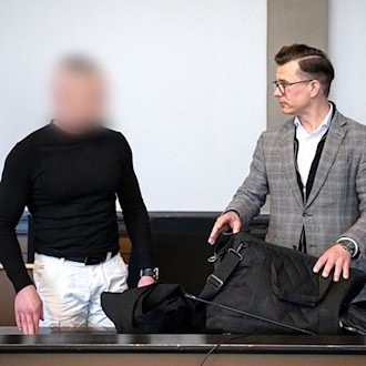 Der Angeklagte äußerte sich zu Verhandlungsbeginn nicht.  / Foto: Sina Schuldt/dpa