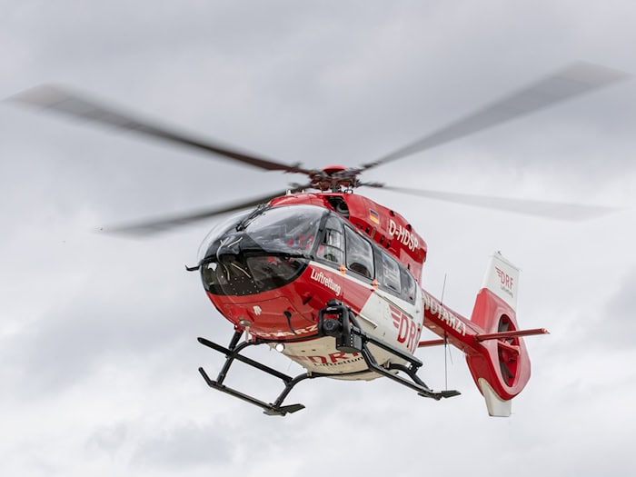Nach einem schweren Unfall wird eine 25-Jährige mit dem Hubschrauber in ein Krankenhaus gebracht. (Symbolbild) / Foto: Daniel Karmann/dpa