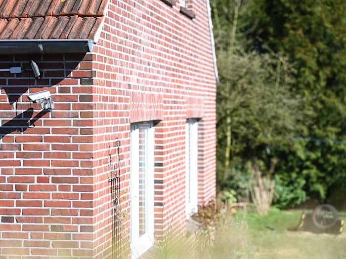 Auf diesem Grundstück war die Leiche vergraben. Unter Mordverdacht steht ein 30 Jahre alter Mann aus der Gemeinde Holtgast.  / Foto: Lars Penning/dpa