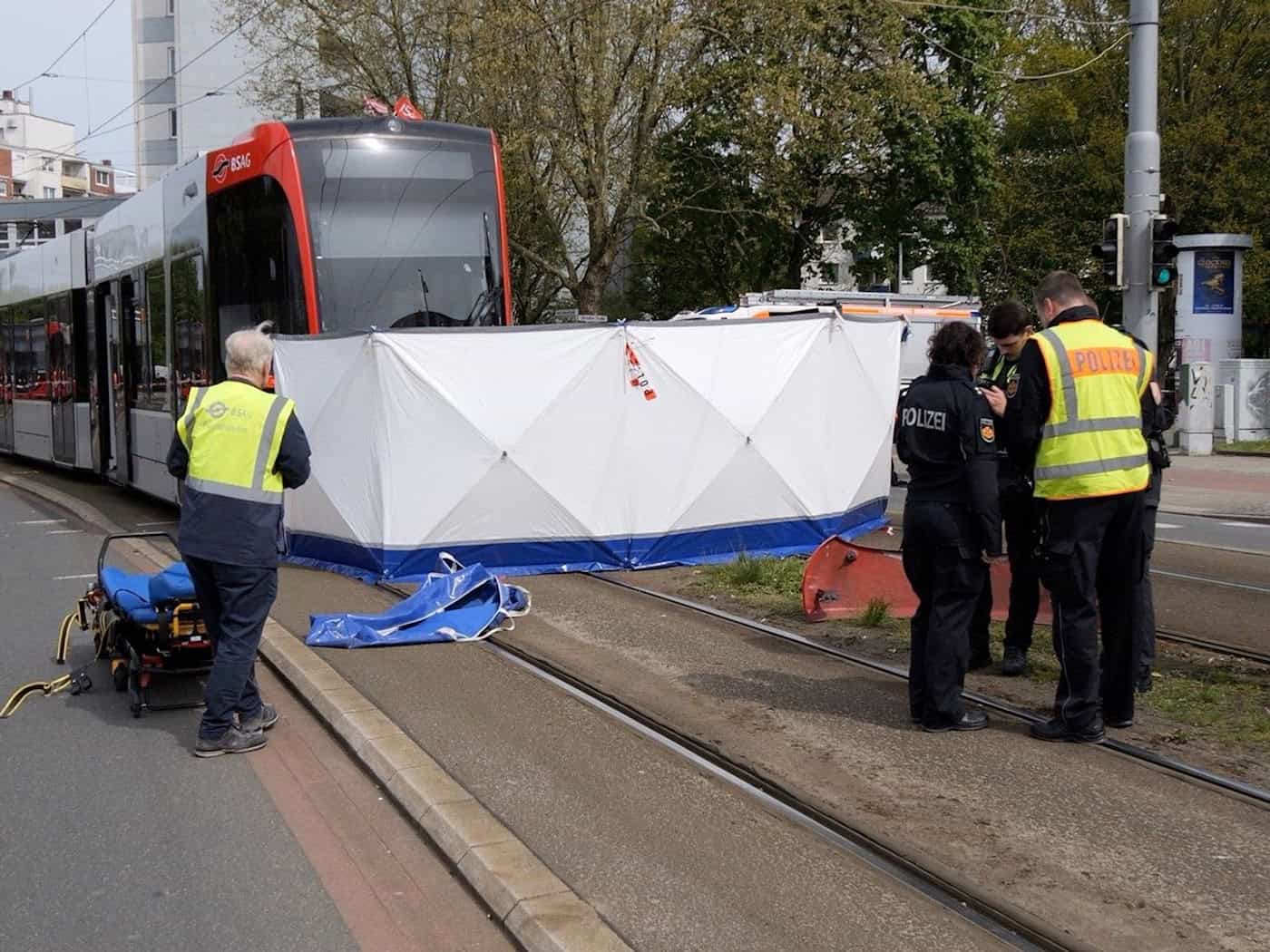 Die Frau starb noch an der Unfallstelle. / Foto: Jörn Hüneke/dpa