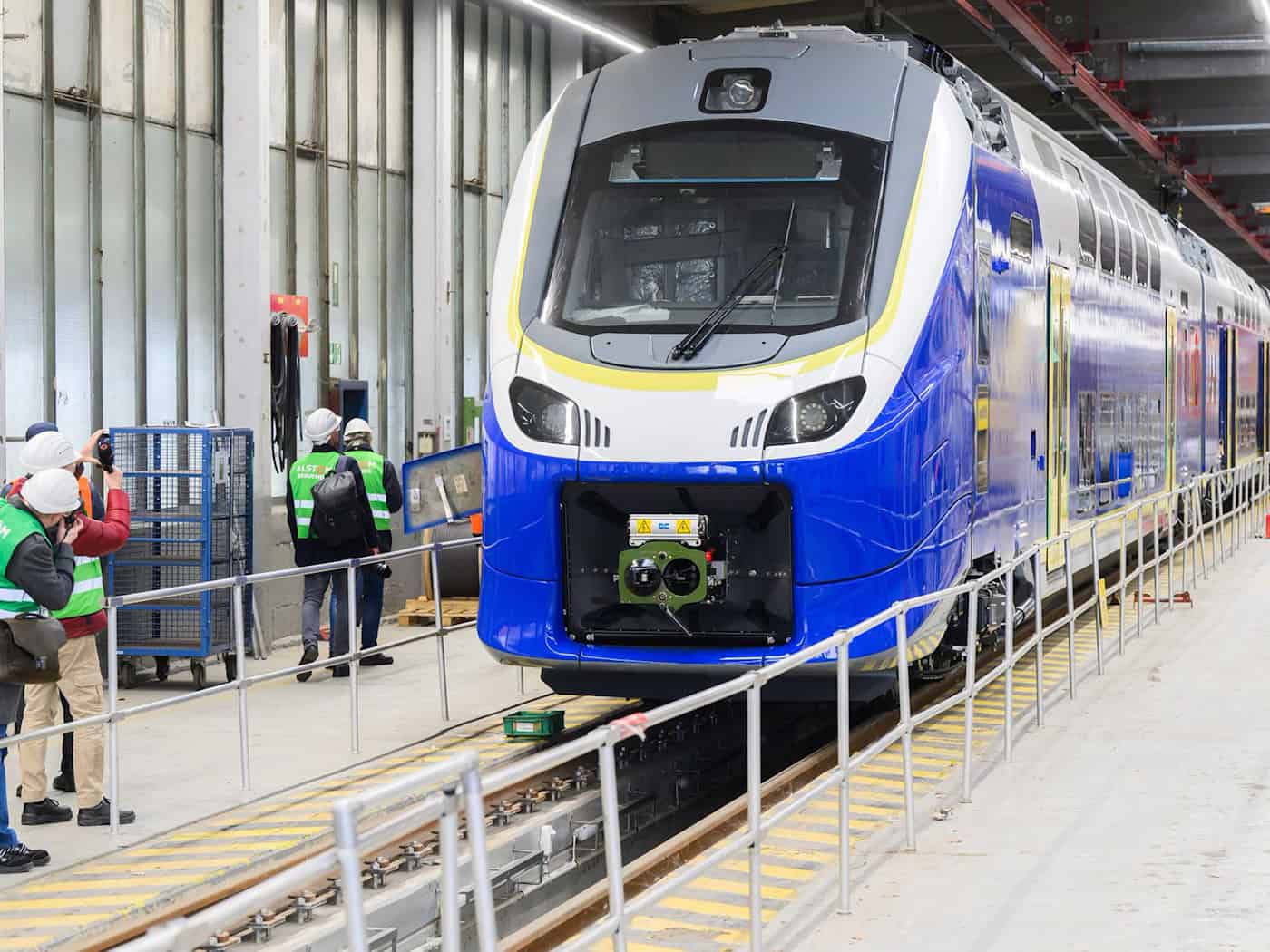 Die Lieferung der neuen Alstom-Züge vom Typ Coradia Max ist zu einer jahrelangen Posse geworden. (Archivbild) / Foto: Julian Stratenschulte/dpa