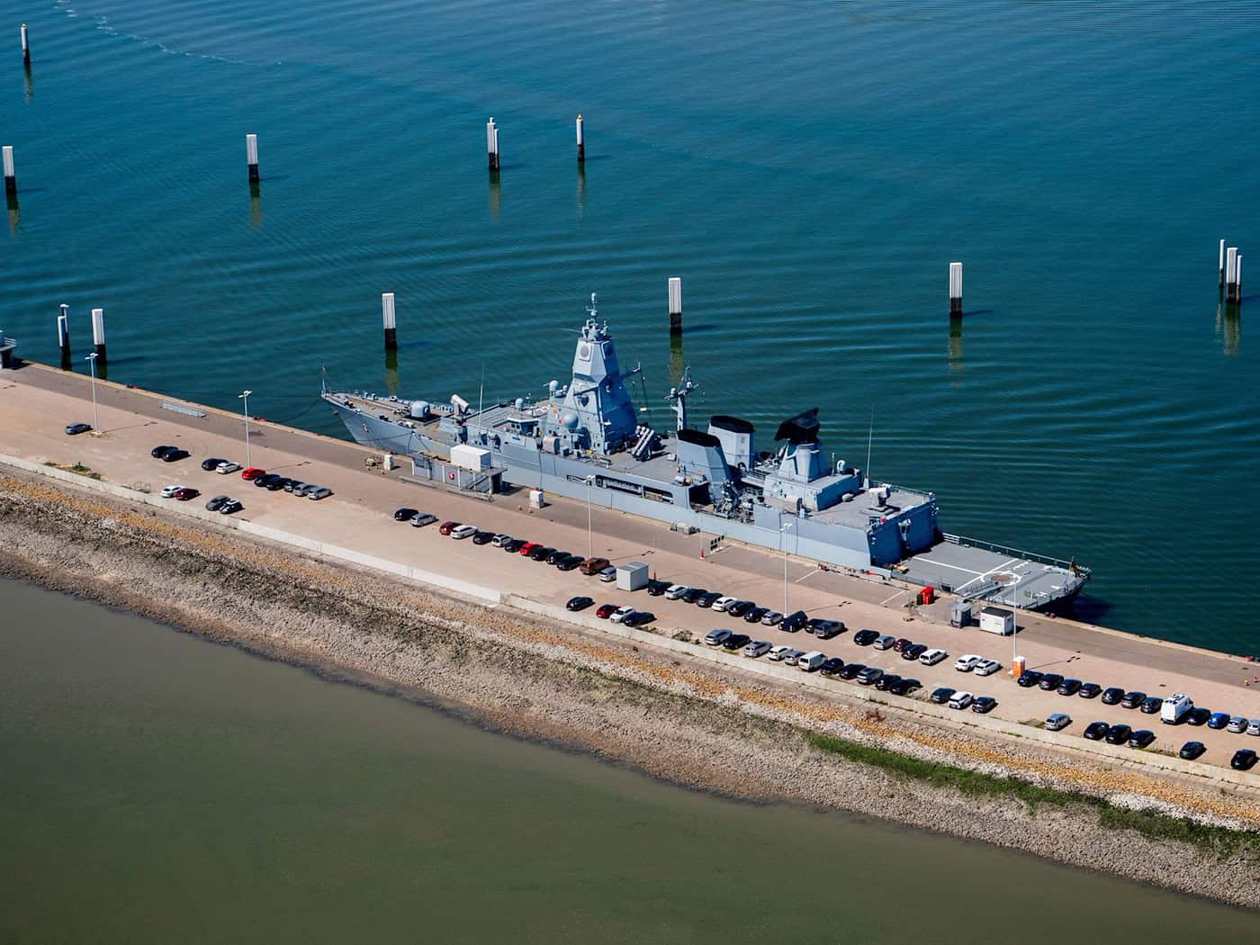 Die Deutsche Marine prüft Hafenstandorte an der Nordseeküste für den möglichen Bau eines weiteren Marinehafens - in Wilhelmshaven gibt es bereits einen Marinestützpunkt. (Archivbild) / Foto: Hauke-Christian Dittrich/dpa