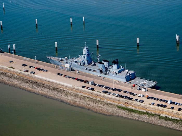 Die Deutsche Marine prüft Hafenstandorte an der Nordseeküste für den möglichen Bau eines weiteren Marinehafens - in Wilhelmshaven gibt es bereits einen Marinestützpunkt. (Archivbild) / Foto: Hauke-Christian Dittrich/dpa