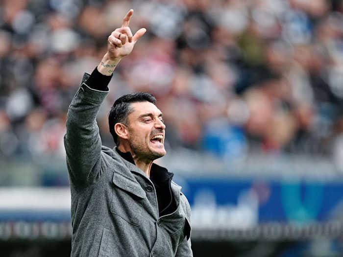 Leidenschaftlich an der Seitenlinie: Eintracht-Coach Albert Riera. (Archivbild)  / Foto: Uwe Anspach/dpa