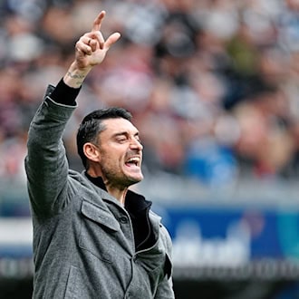 Leidenschaftlich an der Seitenlinie: Eintracht-Coach Albert Riera. (Archivbild)  / Foto: Uwe Anspach/dpa