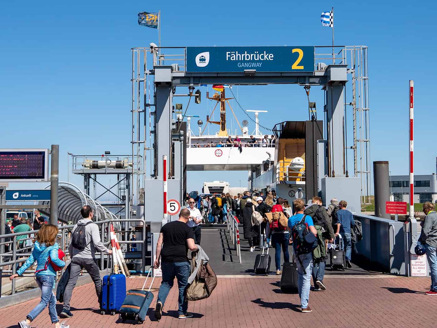 Leichte Beschädigungen trug eine Fähre bei einem Anlegemanöver im Hafen von Norddeich davon. (Symbolbild) / Foto: Sina Schuldt/dpa