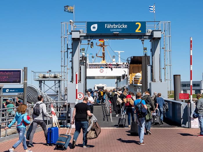 Leichte Beschädigungen trug eine Fähre bei einem Anlegemanöver im Hafen von Norddeich davon. (Symbolbild) / Foto: Sina Schuldt/dpa