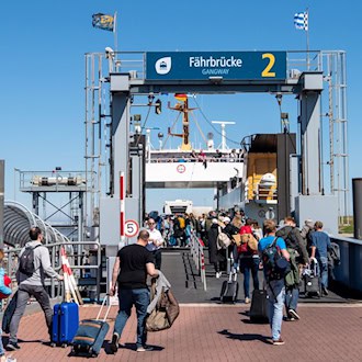 Leichte Beschädigungen trug eine Fähre bei einem Anlegemanöver im Hafen von Norddeich davon. (Symbolbild) / Foto: Sina Schuldt/dpa