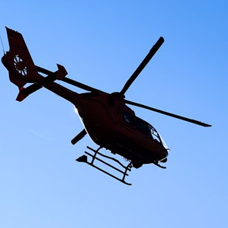 Als es einen Notfall im Landkreis Diepholz gibt, landet ein Rettungshubschrauber auf der A1. (Symbolbild) / Foto: Julian Stratenschulte/dpa