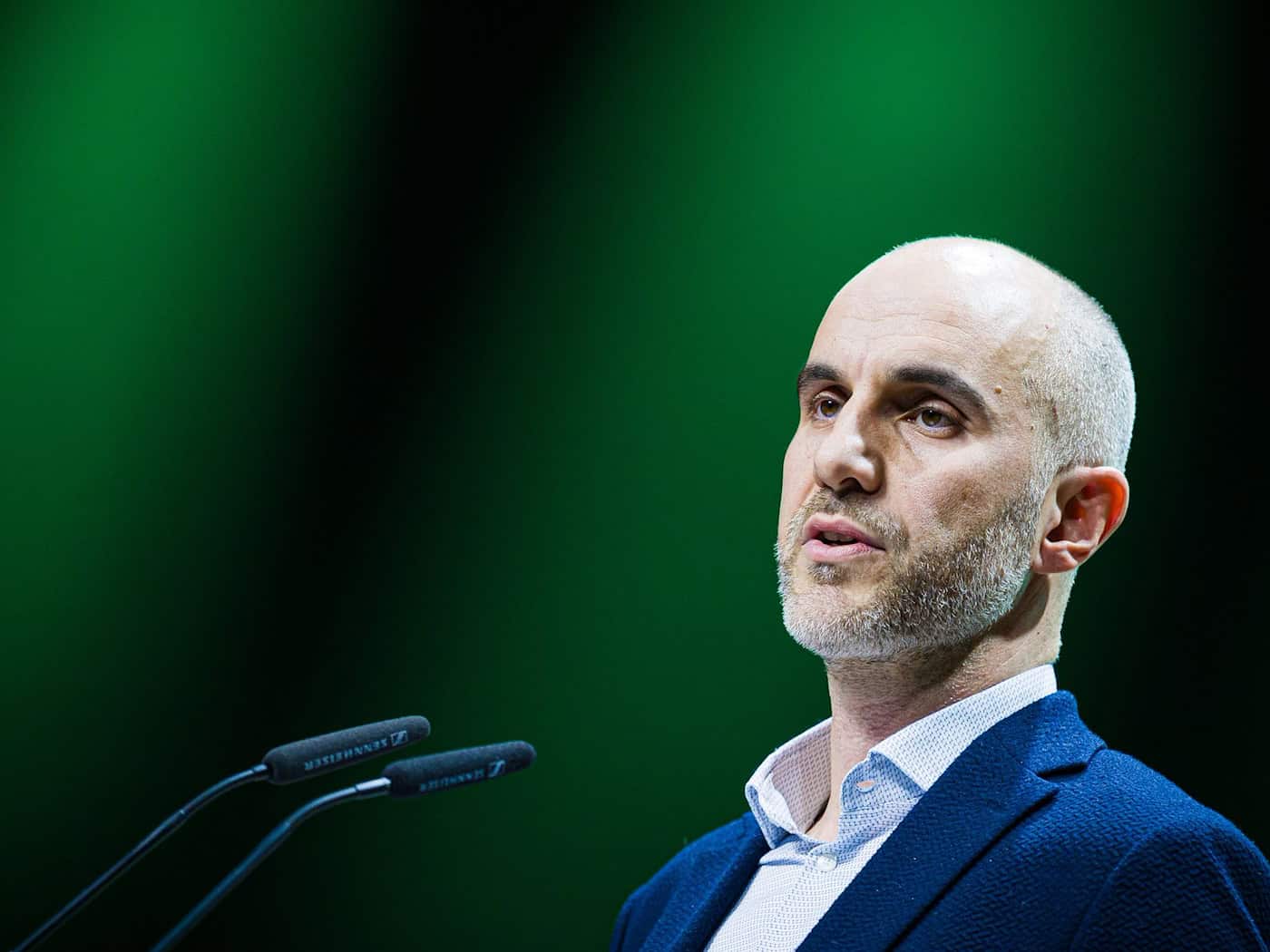 Hannovers Oberbürgermeister Belit Onay (Grüne) sprach sich gegen Kürzungen sozialer Leistungen zur Haushaltskonsolidierung aus. (Archivbild) / Foto: Moritz Frankenberg/dpa