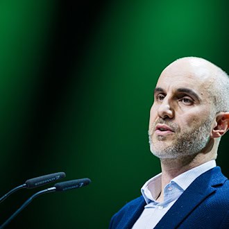 Hannovers Oberbürgermeister Belit Onay (Grüne) sprach sich gegen Kürzungen sozialer Leistungen zur Haushaltskonsolidierung aus. (Archivbild) / Foto: Moritz Frankenberg/dpa