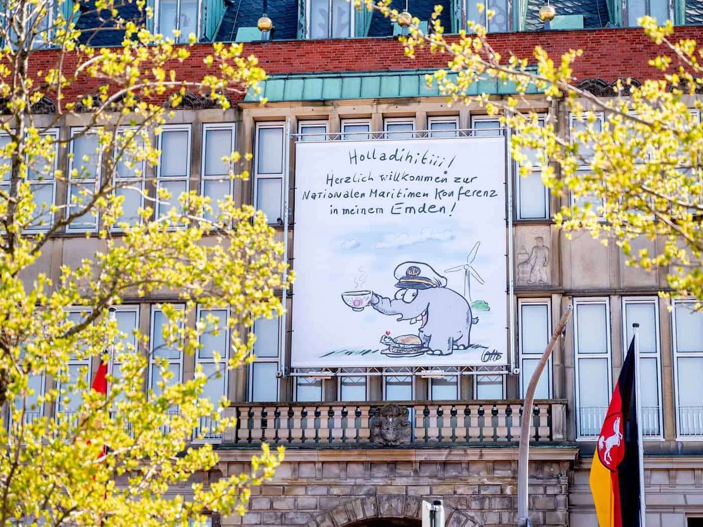 Das von Otto gezeichnete Banner soll später ins Ostfriesische Landesmuseum kommen.  / Foto: Hauke-Christian Dittrich/dpa