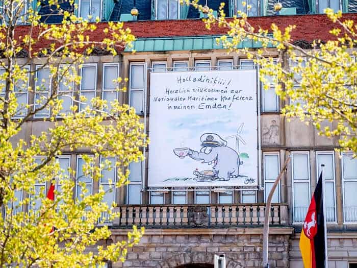 Das von Otto gezeichnete Banner soll später ins Ostfriesische Landesmuseum kommen.  / Foto: Hauke-Christian Dittrich/dpa