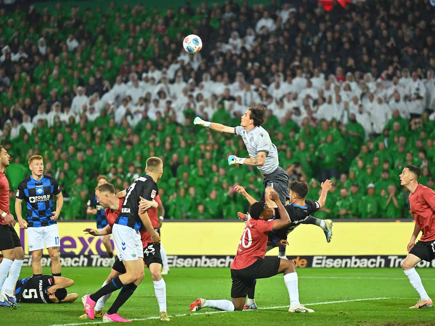 Zwischen Hannover 96 und dem SC Paderborn gab es viel Kampf, aber wenig Klasse. / Foto: Swen Pförtner/dpa