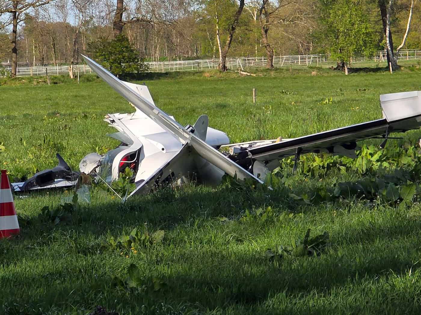 Nahe Oldenburg ist ein Kleinflugzeug abgestürzt - für den Piloten kam jede Hilfe zu spät.  / Foto: -/NWM-TV/dpa