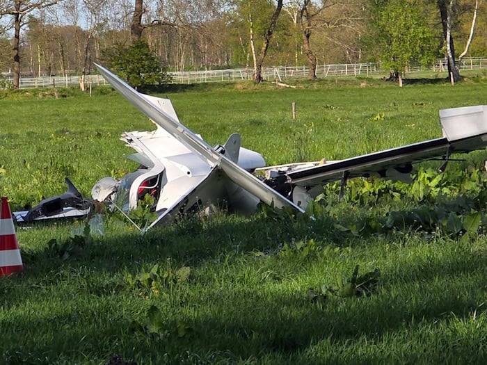 Nahe Oldenburg ist ein Kleinflugzeug abgestürzt - für den Piloten kam jede Hilfe zu spät.  / Foto: -/NWM-TV/dpa
