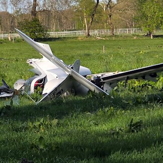 Nahe Oldenburg ist ein Kleinflugzeug abgestürzt - für den Piloten kam jede Hilfe zu spät.  / Foto: -/NWM-TV/dpa