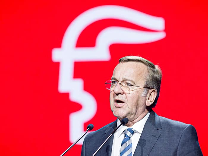 Pistorius auf der Hannover Messe – dass ein Bundesverteidigungsminister auf der weltgrößten Industrieschau spricht, ist ungewöhnlich. / Foto: Moritz Frankenberg/dpa