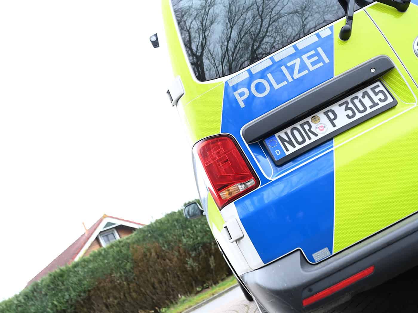 Insgesamt vier Grundstücke eine Familie durchsuchte die Polizei in der ostfriesischen Gemeinde Holtgast – an einem Ort lag eine Leiche vergraben. (Archivbild) / Foto: Lars Penning/dpa