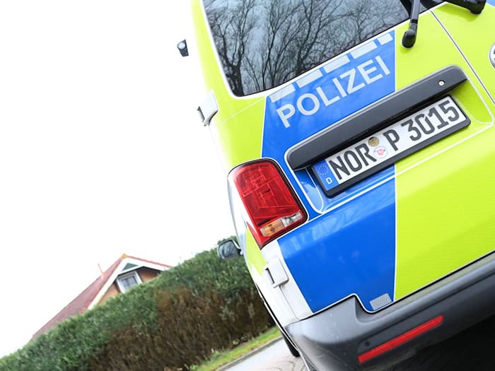 Insgesamt vier Grundstücke eine Familie durchsuchte die Polizei in der ostfriesischen Gemeinde Holtgast – an einem Ort lag eine Leiche vergraben. (Archivbild) / Foto: Lars Penning/dpa