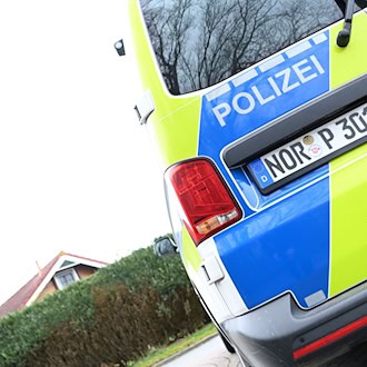 Insgesamt vier Grundstücke eine Familie durchsuchte die Polizei in der ostfriesischen Gemeinde Holtgast – an einem Ort lag eine Leiche vergraben. (Archivbild) / Foto: Lars Penning/dpa