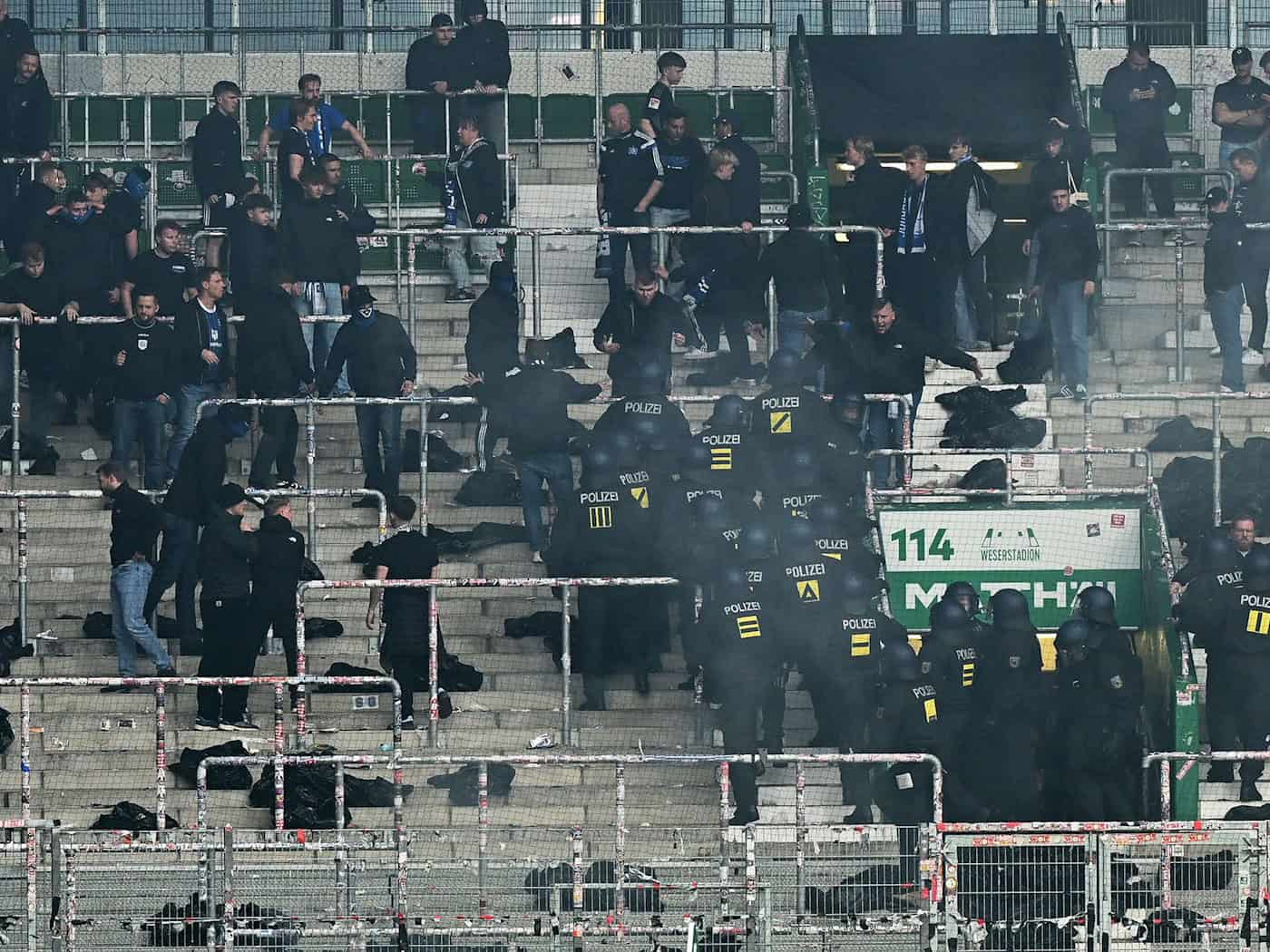 Polizei-Einsatz im Gästefanblock nach dem Nordderby zwischen Werder Bremen und dem Hamburger SV.  / Foto: Carmen Jaspersen/dpa