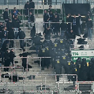 Polizei-Einsatz im Gästefanblock nach dem Nordderby zwischen Werder Bremen und dem Hamburger SV.  / Foto: Carmen Jaspersen/dpa