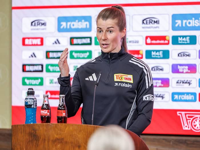 Union Berlins Cheftrainerin Marie-Louise Eta spricht bei einer Pressekonferenz.  / Foto: Andreas Gora/dpa