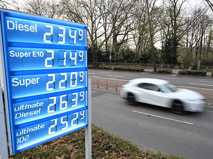 Auslöser für den Protest-Autokonvoi sind die gestiegenen Spritpreise. (Archivbild) / Foto: Michael Brandt/dpa