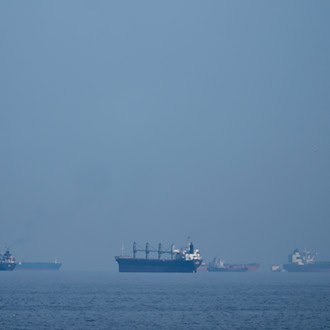Der Schiffsverkehr ist in der Straße von Hormus während des Krieges weitgehend zum Erliegen gekommen. (Archivbild)  / Foto: Altaf Qadri/AP/dpa