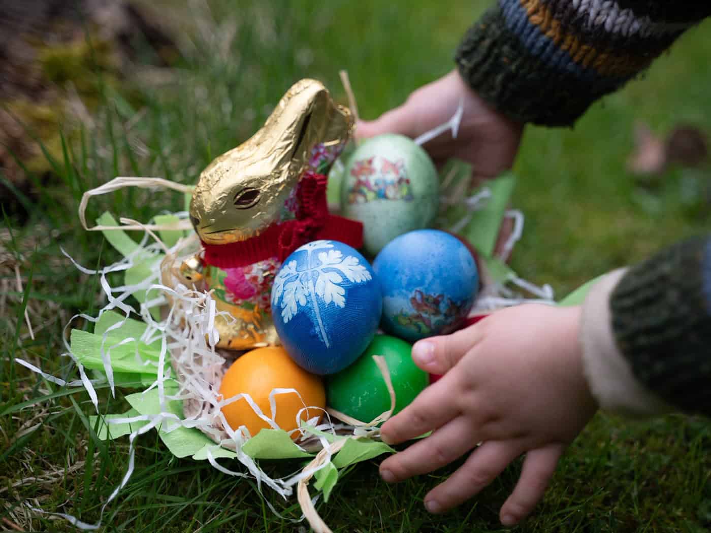 Ausgerechnet am Ostersonntag dürfte die Ostereiersuche vielerorts eher bei Regen als bei Sonnenschein stattfinden. (Symbolbild) / Foto: Hendrik Schmidt/dpa