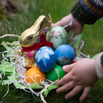 Ausgerechnet am Ostersonntag dürfte die Ostereiersuche vielerorts eher bei Regen als bei Sonnenschein stattfinden. (Symbolbild) / Foto: Hendrik Schmidt/dpa