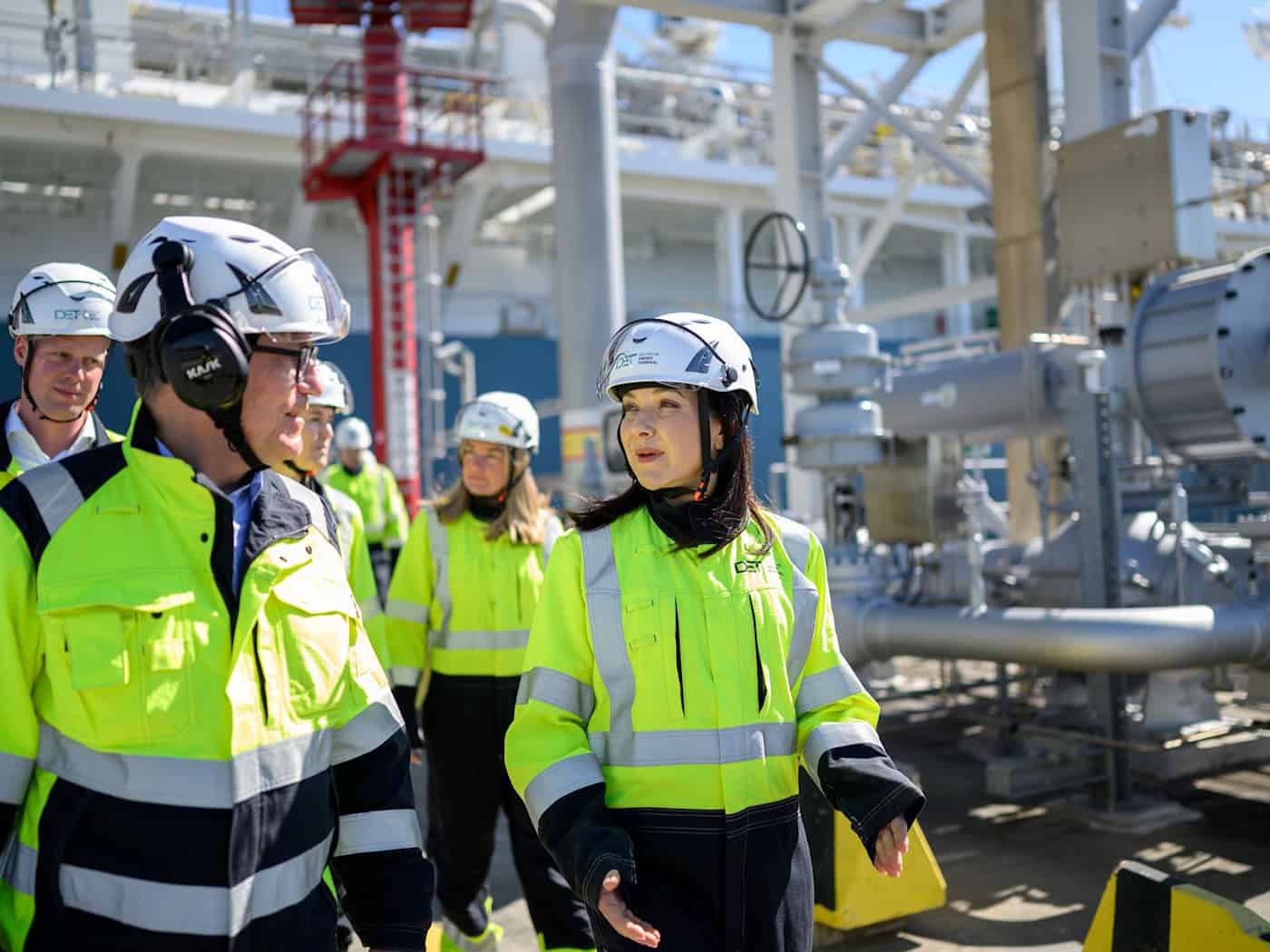 Bundeswirtschaftsministerin Katherina Reiche besuchte ein Wilhelmshavener LNG-Terminal zusammen mit DET-Geschäftsführer Peter Röttgen.  / Foto: Izabela Mittwollen/dpa