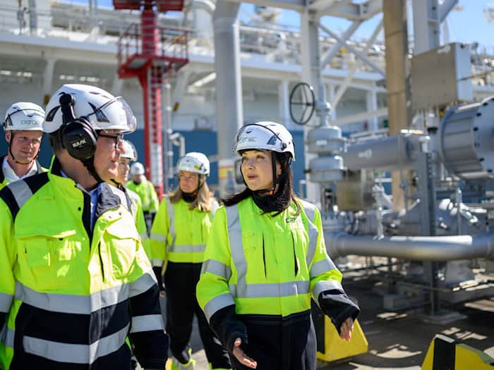 Bundeswirtschaftsministerin Katherina Reiche besuchte ein Wilhelmshavener LNG-Terminal zusammen mit DET-Geschäftsführer Peter Röttgen.  / Foto: Izabela Mittwollen/dpa
