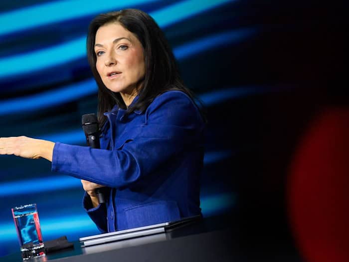 Bundeswirtschaftsministerin Reiche spricht auf der Hannover Messe mit Unternehmern über die Rolle von Künstlicher Intelligenz in der Industrie. / Foto: Julian Stratenschulte/dpa