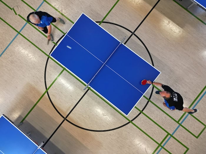 Tischtennis-Training im niedersächsischen Warsingsfehn. / Foto: Lars Penning/dpa