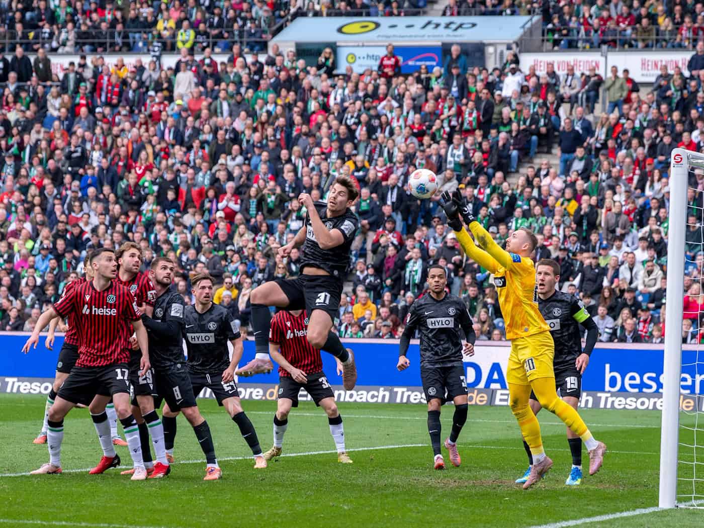 War oft gefordert: Elversbergs Torwart Nicolas Kristof (2.v.r.).  / Foto: David Inderlied/dpa