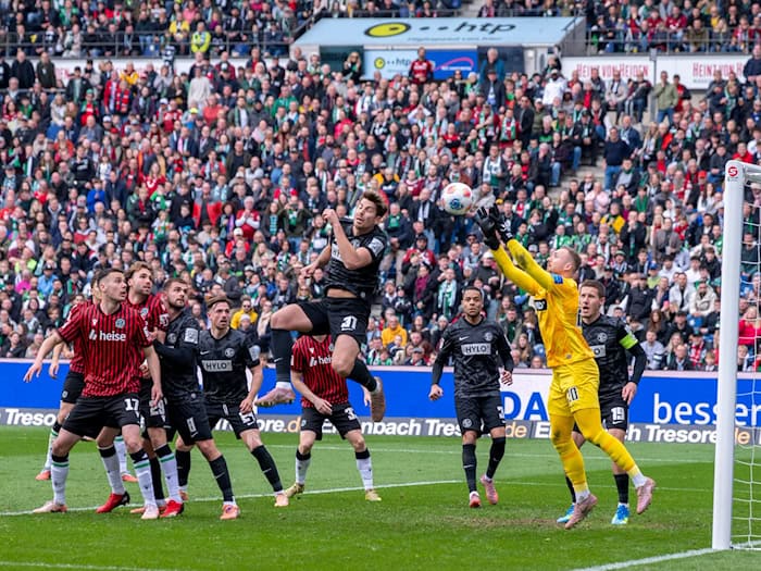 War oft gefordert: Elversbergs Torwart Nicolas Kristof (2.v.r.).  / Foto: David Inderlied/dpa