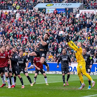 War oft gefordert: Elversbergs Torwart Nicolas Kristof (2.v.r.).  / Foto: David Inderlied/dpa