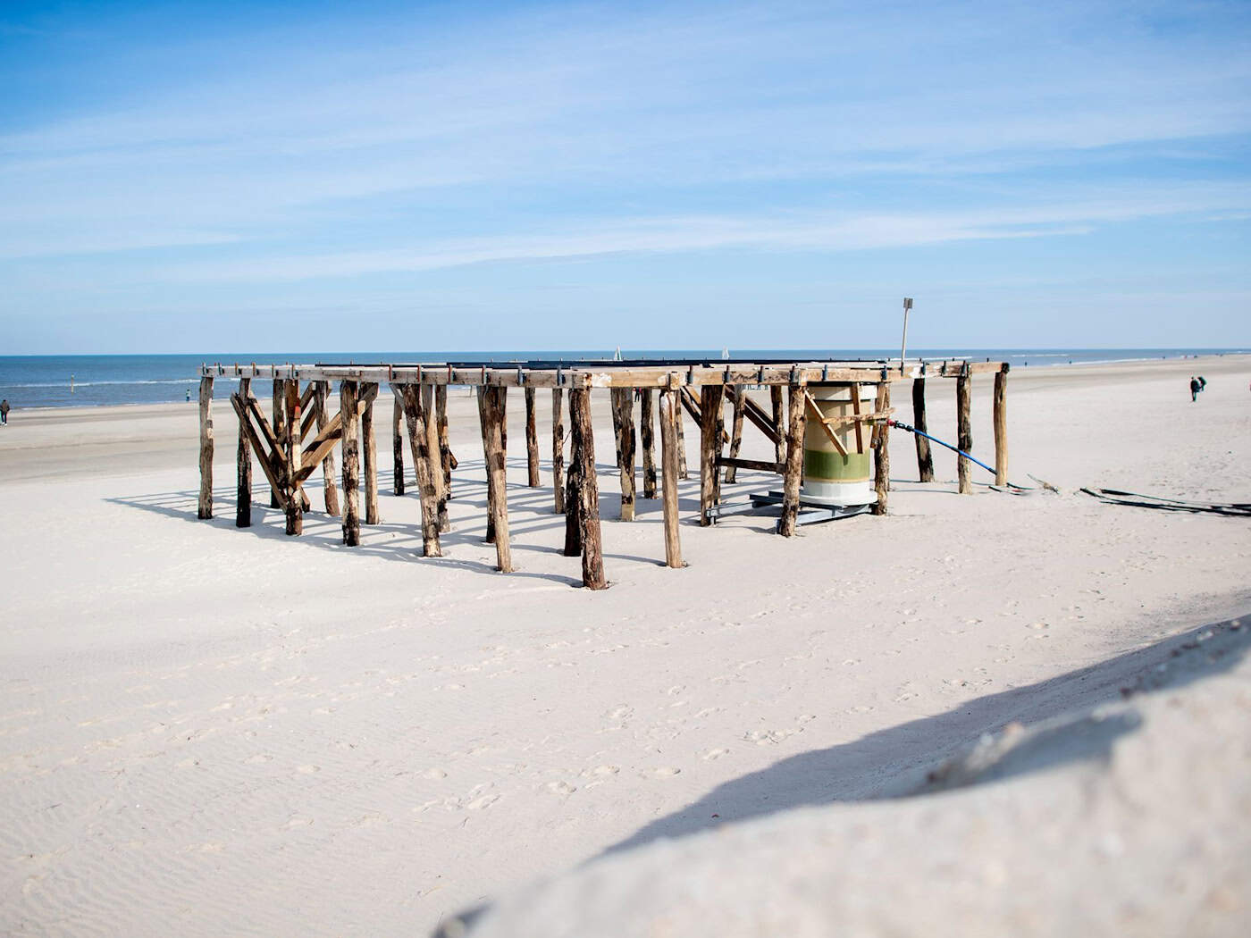 An dem Holzgerüst sollen in diesem Sommer Hängematten hängen. (Archivbild) / Foto: Hauke-Christian Dittrich/dpa