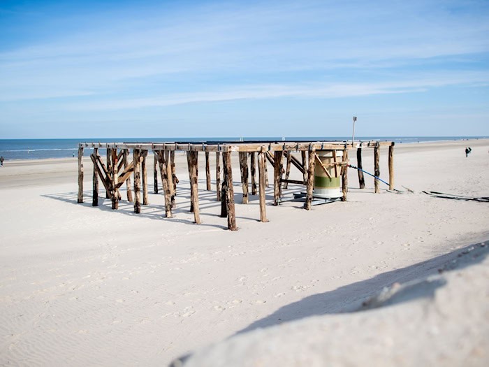 An dem Holzgerüst sollen in diesem Sommer Hängematten hängen. (Archivbild) / Foto: Hauke-Christian Dittrich/dpa