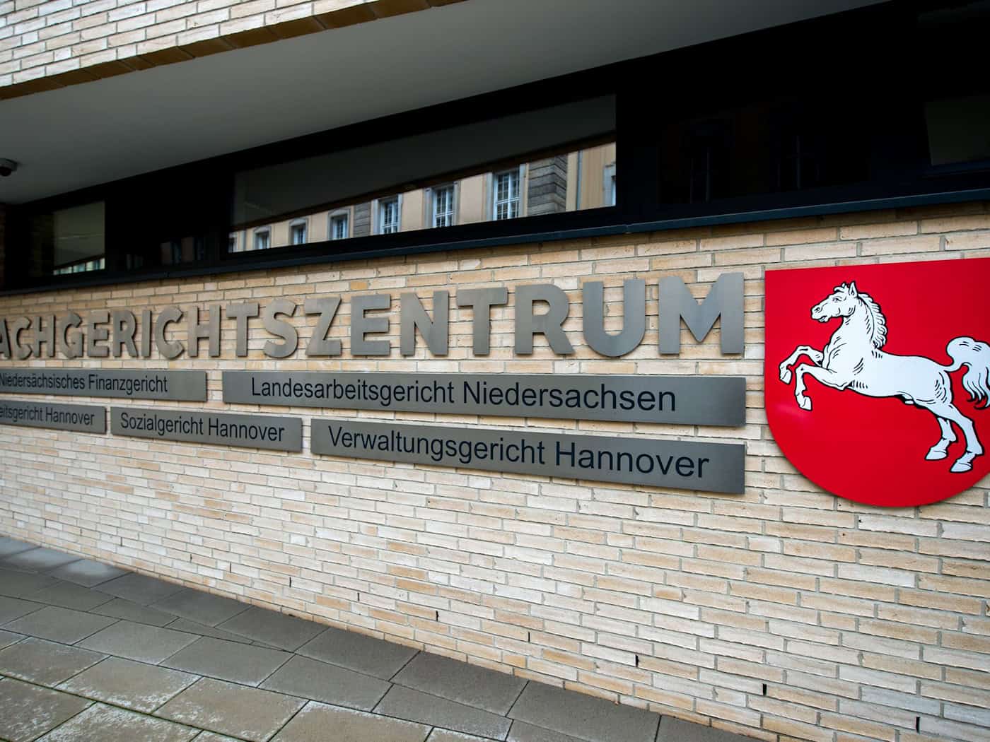 Vorm Landesarbeitsgericht streiten die beiden VW-Manager jetzt um Schadensersatz und Schmerzensgeld von VW. Entscheiden will das Gericht erst später. (Archivbild) / Foto: Hauke-Christian Dittrich/dpa