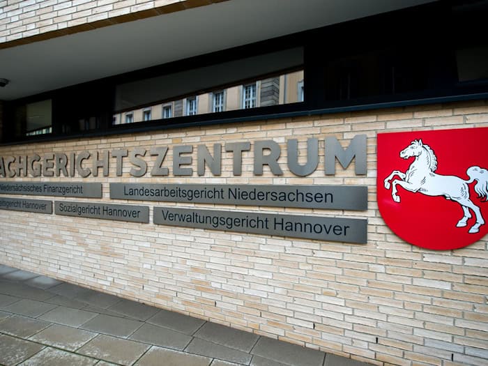 Vorm Landesarbeitsgericht streiten die beiden VW-Manager jetzt um Schadensersatz und Schmerzensgeld von VW. Entscheiden will das Gericht erst später. (Archivbild) / Foto: Hauke-Christian Dittrich/dpa