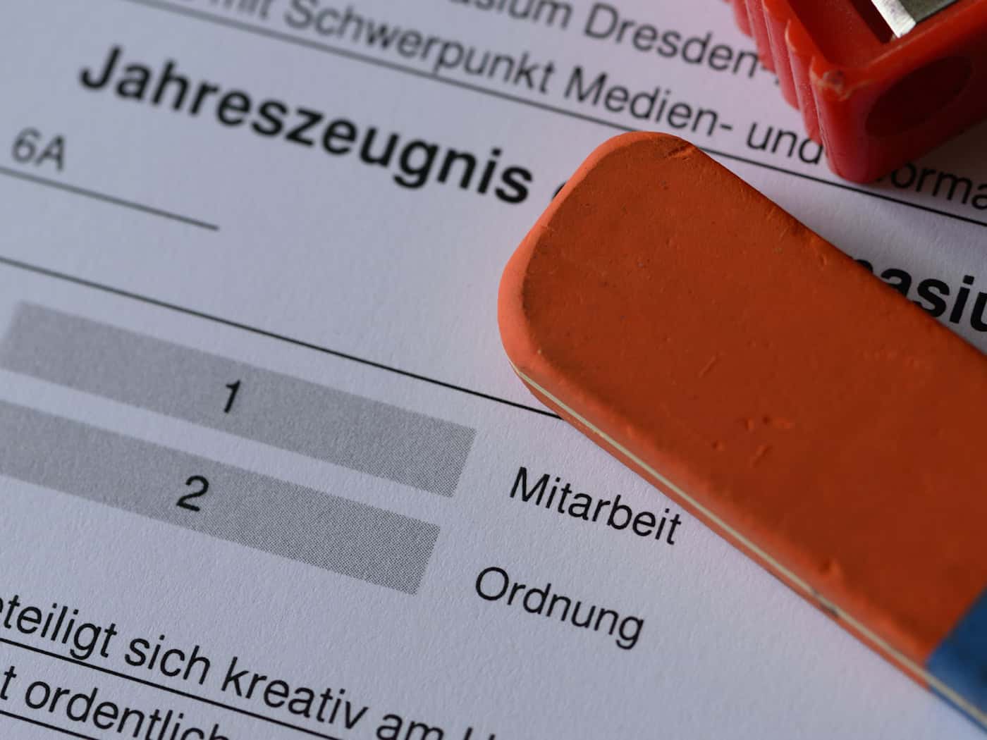 Eine Bewertung des Arbeits- und Sozialverhaltens, hier auf einem Zeugnis aus Sachsen, gibt es auch in Niedersachsen. (Symbolbild) / Foto: Robert Michael/dpa