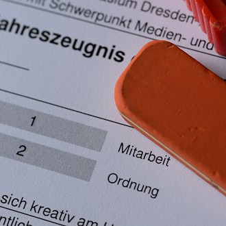 Eine Bewertung des Arbeits- und Sozialverhaltens, hier auf einem Zeugnis aus Sachsen, gibt es auch in Niedersachsen. (Symbolbild) / Foto: Robert Michael/dpa