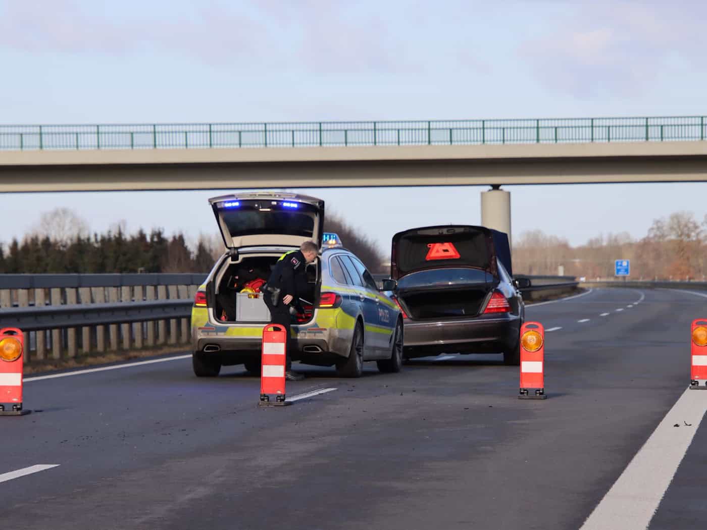 Der Autofahrer konnte nach den Schüssen bei der Grenzkontrolle später auf der Autobahn 31 gestoppt werden. (Archivbild) / Foto: Matthias Brüning/dpa