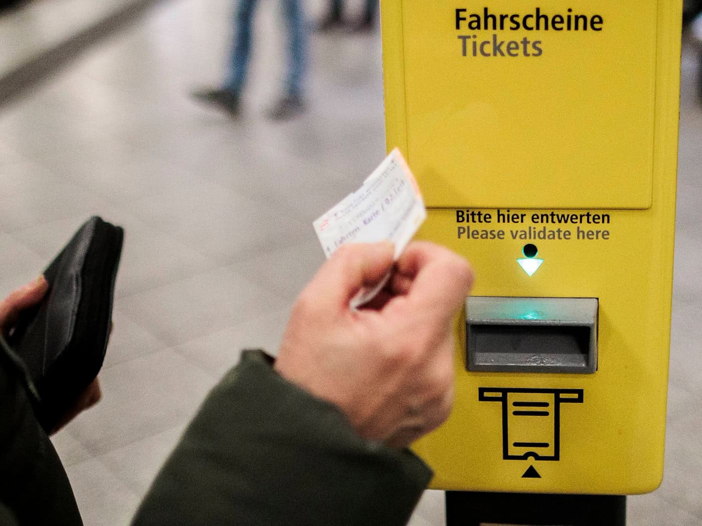 Mit Ticket ist man in Bus und Bahn auf der sicheren Seite – doch was passiert mit denen, die keines kaufen? (Symbolbild) / Foto: Carsten Koall/dpa