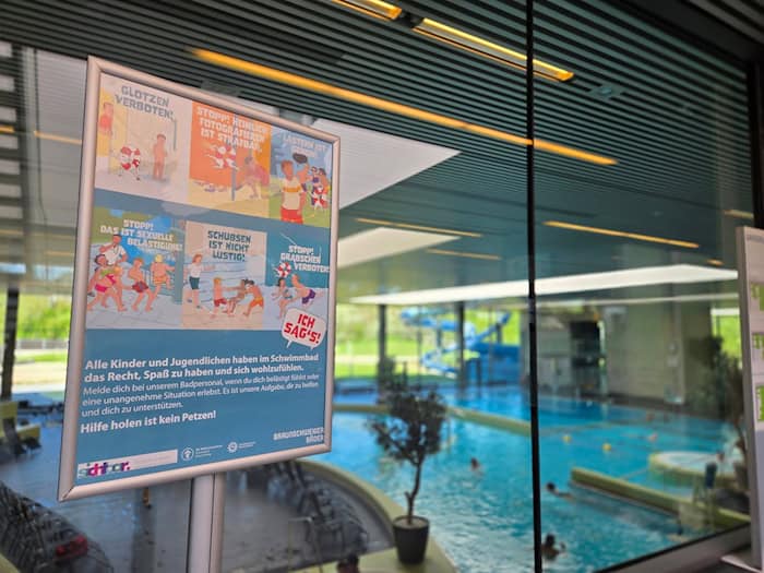 Mit Plakaten und Flyern soll in Braunschweiger Bädern für das Thema sexualisierte Gewalt sensibilisiwert werden.   / Foto: Christian Brahmann/dpa